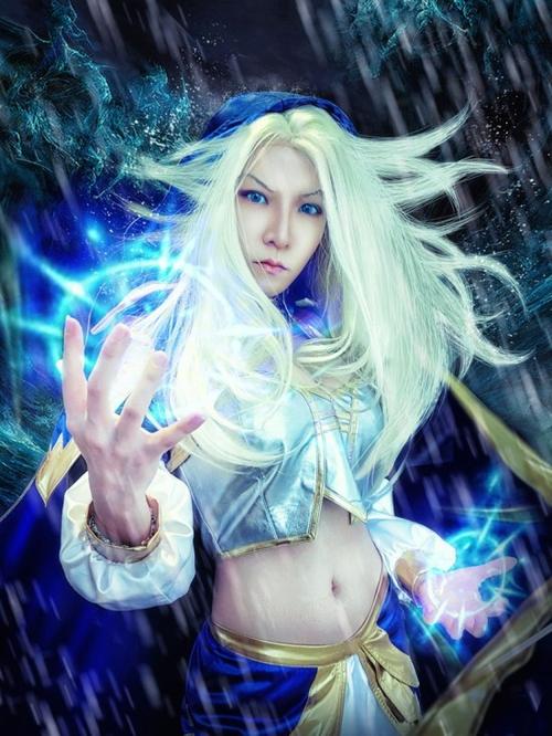魔兽世界发布会白头发女主持：魅力与专业交织